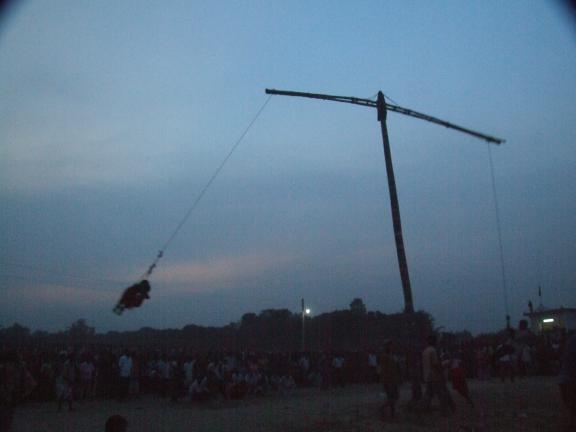 চড়কের ঘূর্ণিপাকে চড়কের ঘূর্ণিপাকে